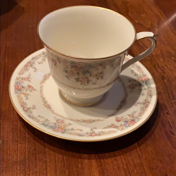 Footed Cup & Saucer Set
Gallery
by NORITAKE
